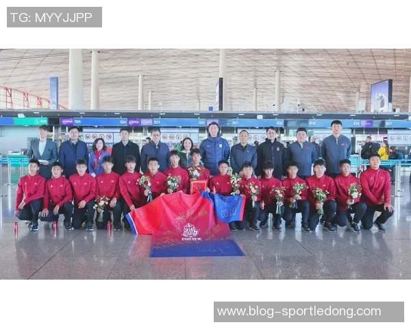 中国犀旺队在法国欧塞尔足球训练基地隆重举行升国旗仪式展现爱国情怀