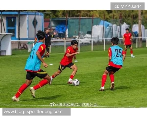 中国犀旺队在法国欧塞尔足球训练基地隆重举行升国旗仪式展现爱国情怀 中国犀旺队在法国欧塞尔足球训练基地隆重举行升国旗仪式展现爱国情怀